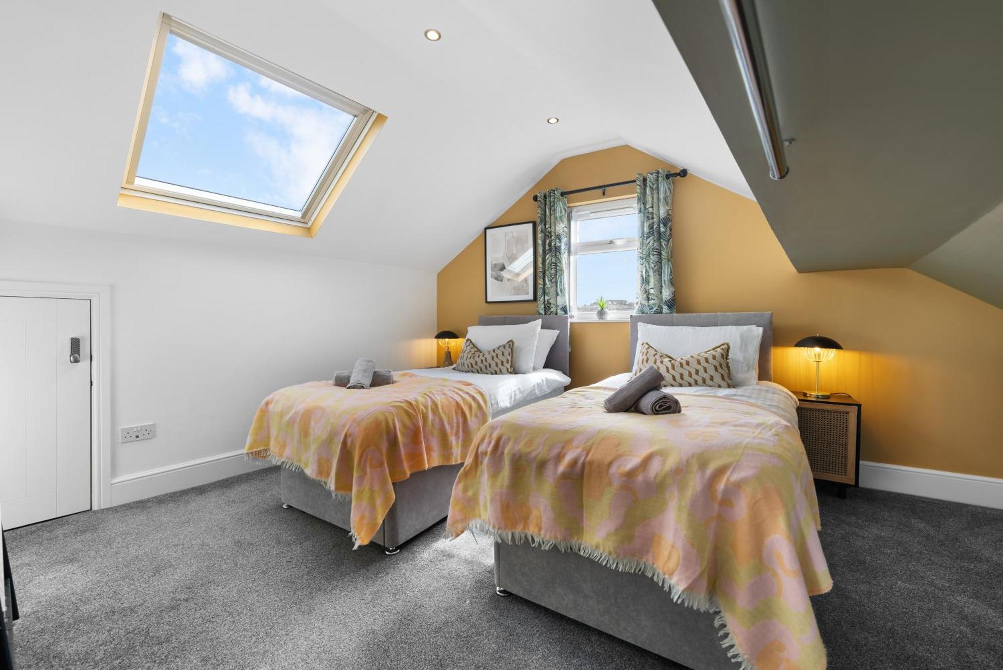 4-Bedroom Stunning Luxe, Spacious & Stylish Design House Bolton, Sleeps 11, With Parking Central Bolton, Links To Manchester, Pet-Friendly, Best For Groups! Work Contractors And Summer Special Offer! - By Blue Puffin Stays Farnworth 外观 照片