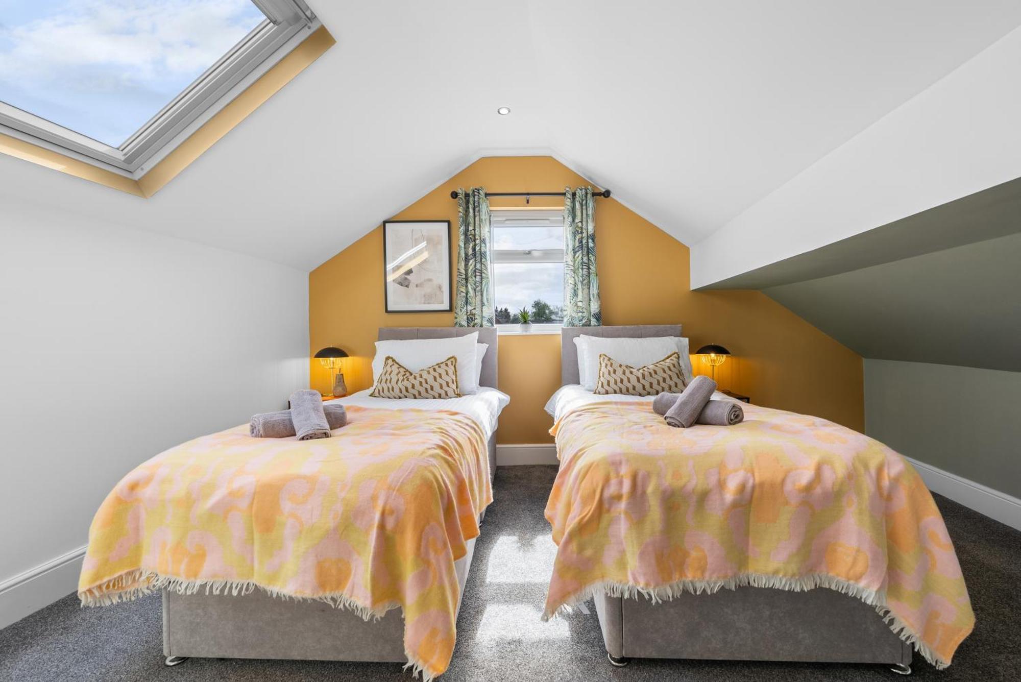 4-Bedroom Stunning Luxe, Spacious & Stylish Design House Bolton, Sleeps 11, With Parking Central Bolton, Links To Manchester, Pet-Friendly, Best For Groups! Work Contractors And Summer Special Offer! - By Blue Puffin Stays Farnworth 外观 照片