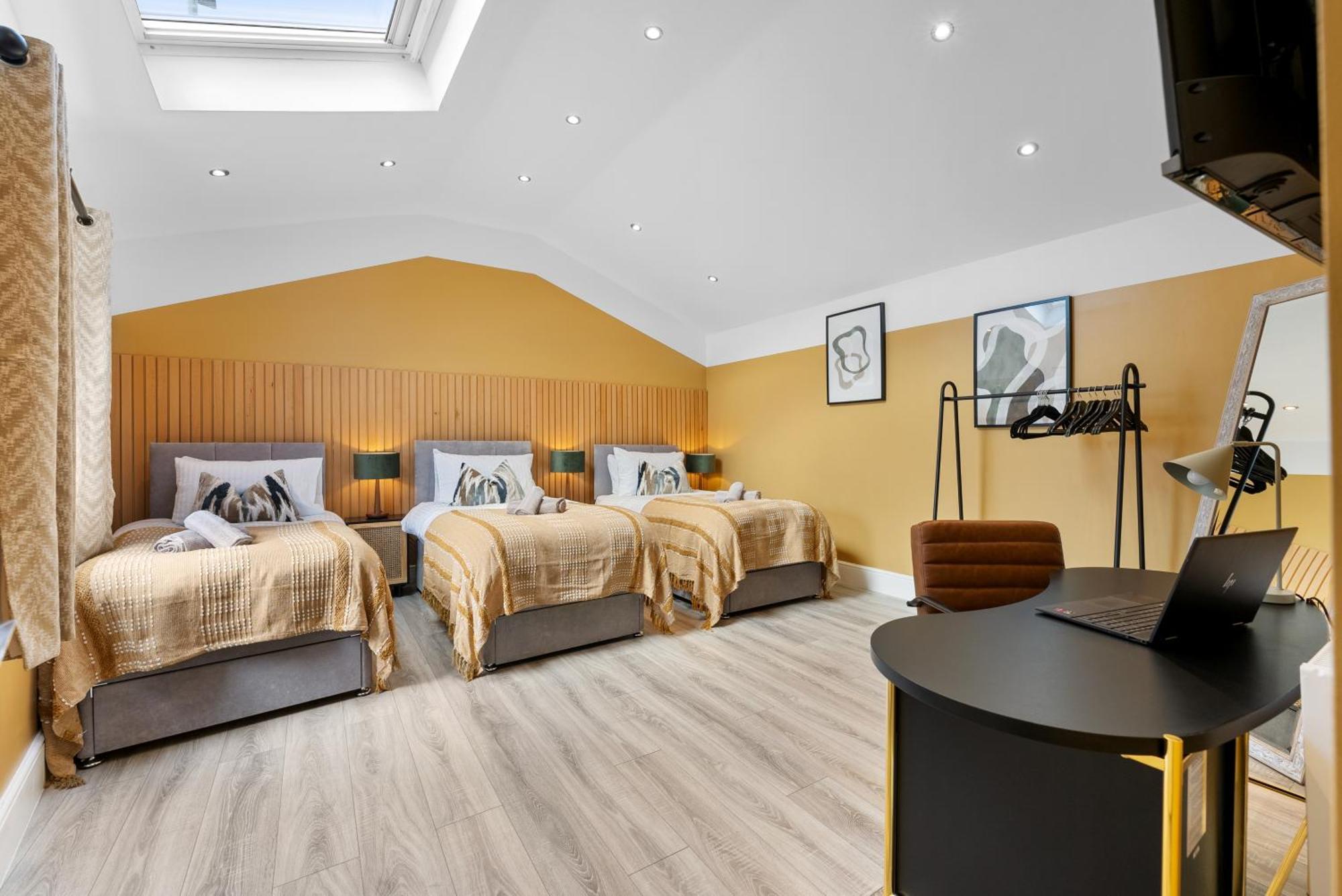 4-Bedroom Stunning Luxe, Spacious & Stylish Design House Bolton, Sleeps 11, With Parking Central Bolton, Links To Manchester, Pet-Friendly, Best For Groups! Work Contractors And Summer Special Offer! - By Blue Puffin Stays Farnworth 外观 照片