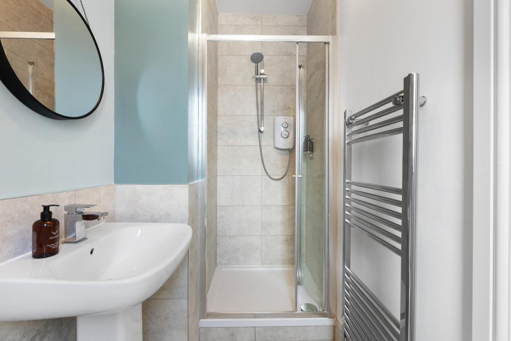 4-Bedroom Stunning Luxe, Spacious & Stylish Design House Bolton, Sleeps 11, With Parking Central Bolton, Links To Manchester, Pet-Friendly, Best For Groups! Work Contractors And Summer Special Offer! - By Blue Puffin Stays Farnworth 外观 照片