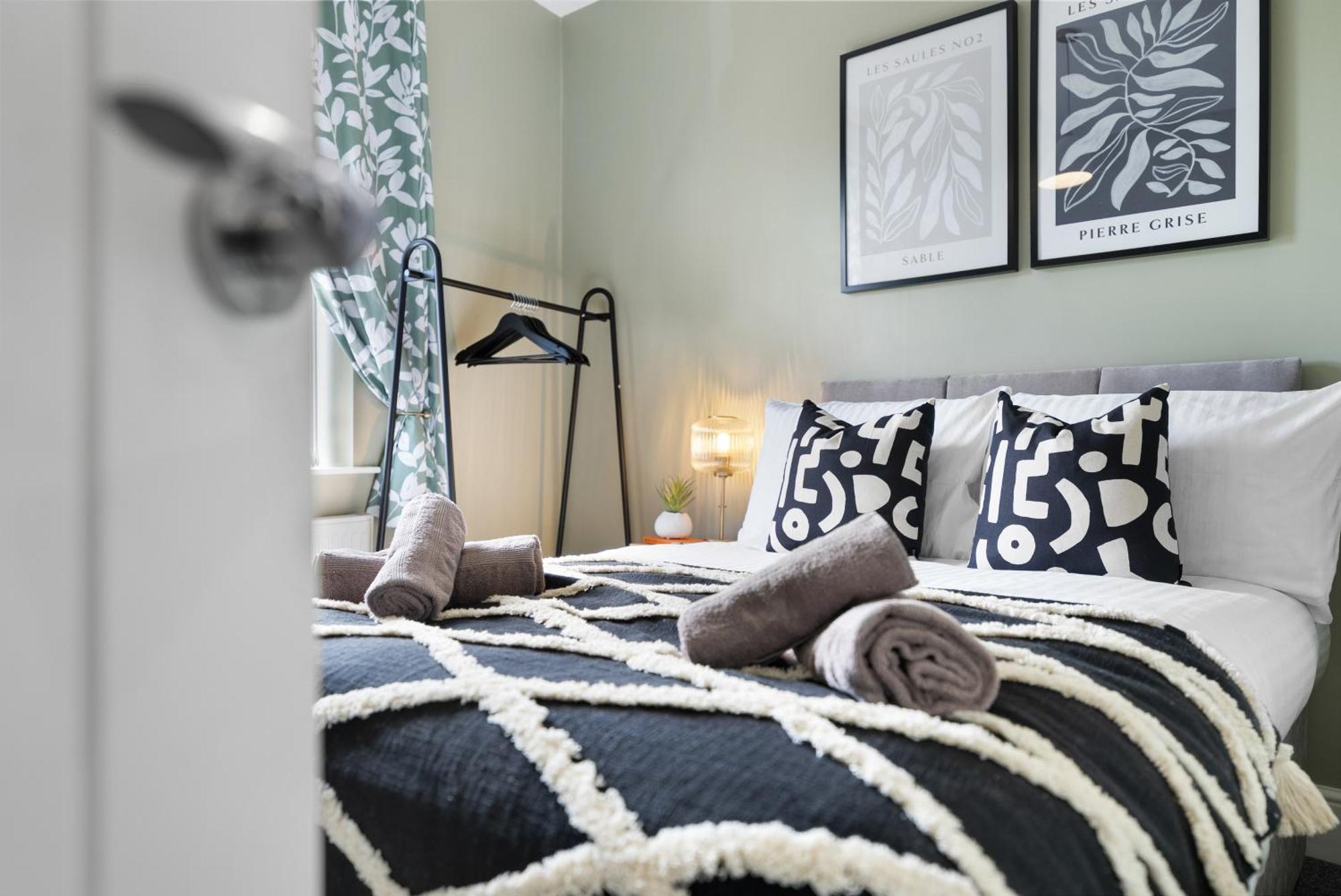 4-Bedroom Stunning Luxe, Spacious & Stylish Design House Bolton, Sleeps 11, With Parking Central Bolton, Links To Manchester, Pet-Friendly, Best For Groups! Work Contractors And Summer Special Offer! - By Blue Puffin Stays Farnworth 外观 照片